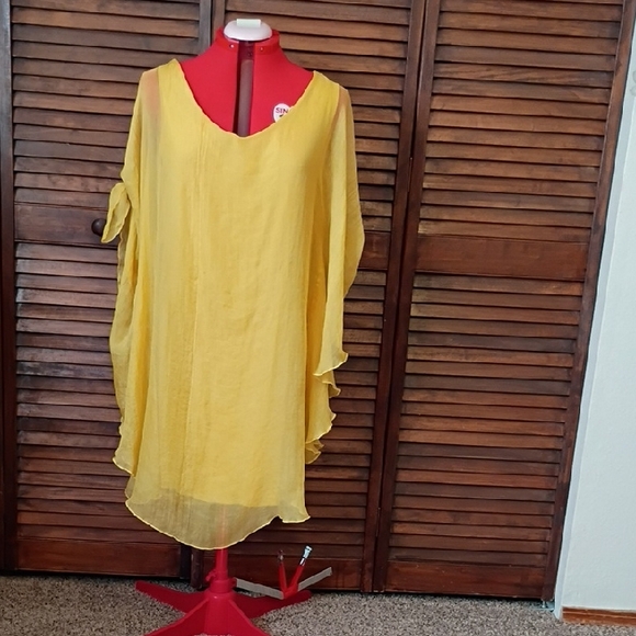 Dresses & Skirts - Flowy Yellow Dress